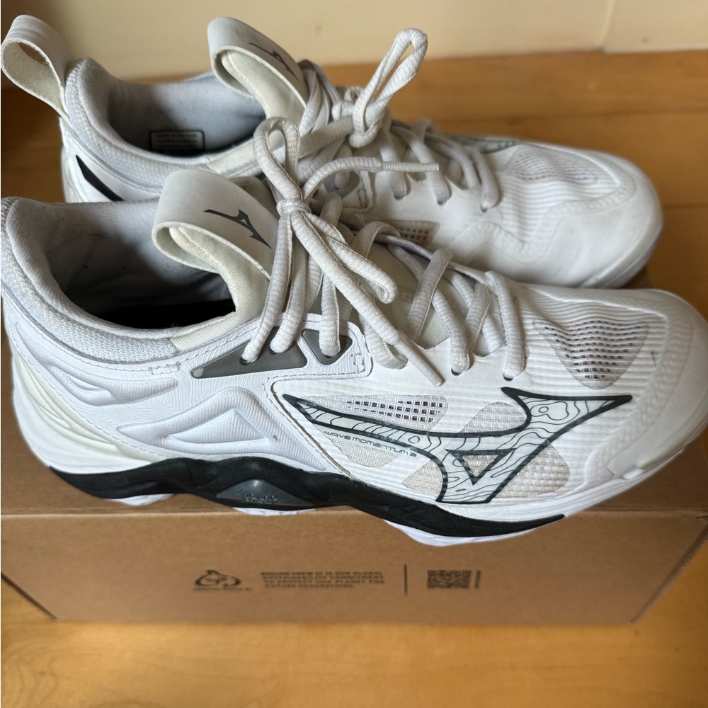 Mizuno Women’s Volleyball Shoes (Wave Momentum 3- Size 7)